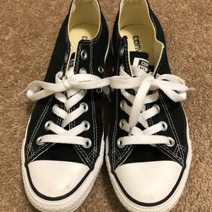 Low Top Chuck Taylor Converse Black And While Sz 7